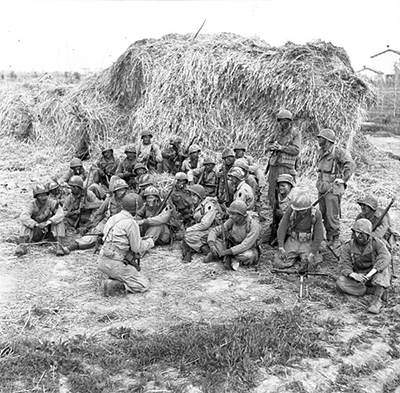 Personal de la Primera Fuerza de Servicio Especial recibiendo instrucciones antes de una patrulla nocturna en Anzio, Operacin Shingle, Italia, abril de 1944. Imagen en Dominio Pblico. Autor: Teniente C.E. Nye.