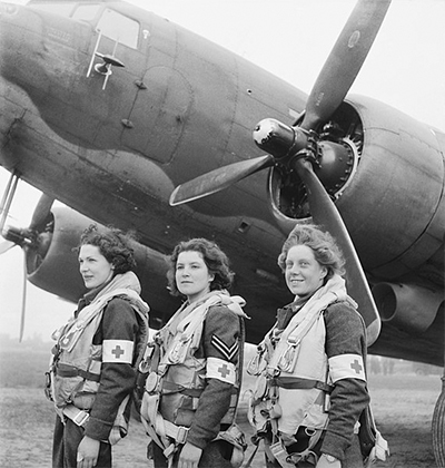 Tres Flying Nightingales fotografiadas con su avin de transporte. Foto de Dominio Pblico gentileza del IWM.