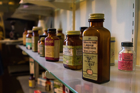 [F]Shelf Old Antique Medicine Bottles. Fotografa licenciada por Max Pixel. Licencia CC0 Public Domain.