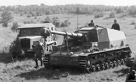 El cazacarros desplegado con sus vehículos de apoyo. El cañón tapado indica que no está en combate, aunque la foto está registrada como en el frente oriental. Foto de dominio público.