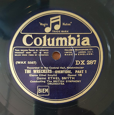 Disco de Ethel Smyth dirigiendo la obertura de The Wreckers con la Orquesta Sinfónica Británica (1 de mayo de 1930). Fotografía de Minor Prophet (2020). Licencia Creative Commons Atribución-Compartir Igual-4.0 Internacional.