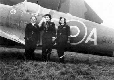 Pilotos del ATA con uno de los Hurricane que acababan de llevar hasta Hatfield, 1941. Imagen de dominio pblico.