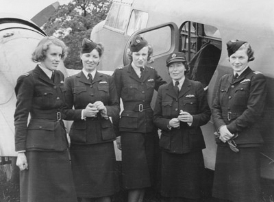 Fotografa de algunas de la primeras pilotos de la ATA. La foto es de dominio pblico. El avin tras ellas es un Airspeed Oxford, un avin de entrenamiento.