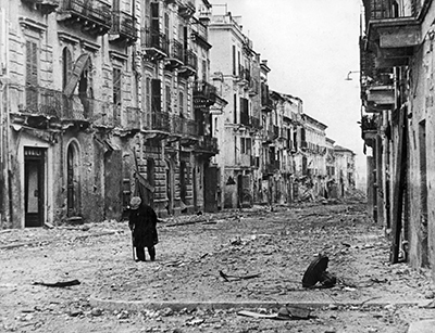 Un pueblo con visibles heridas de la guerra. Imagen de Dominio Pblico.