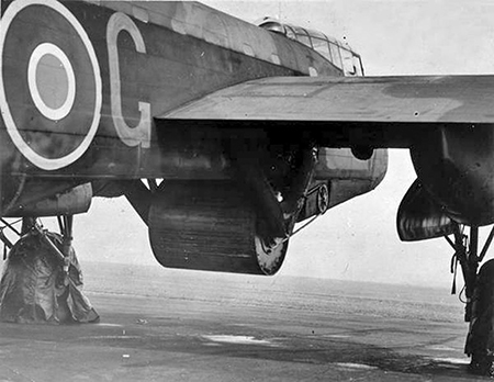 Detalle de la colocacin de la bomba en el Lancaster y el mecanismo de giro. Imagen de dominio pblico, Imperial War Museum