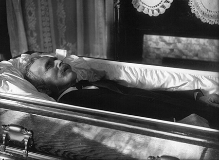 Snyder, Frank R. (1919). <i>Close-up of unidentified man in casket n.d.</i> Wikimedia Commons. Imagen en Dominio Pblico.