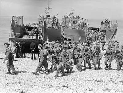 Entrenamiento en Inglaterra para el desembarco de Dieppe de la 2 divisin canadiense. Se les ve muy tranquilos. Imagen de dominio Pblico, Mikan 3194482.
