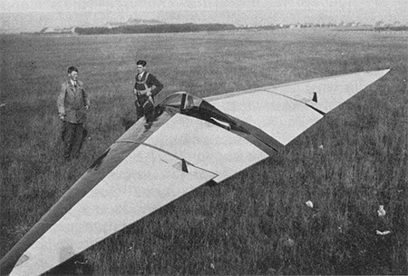 Los hermanos Horten con uno de sus planeadores de ala volante. Imagen de dominio pblico.