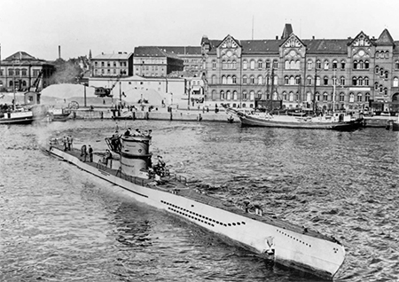 Submarino saliendo del puerto. Imagen de dominio pblico.