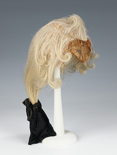 Museo Metropolitano de Arte (2009), <i>Wig</i>. Peluca fabricada entre 1780 y 1800. Licencia Creative Commons CC0 - Dominio pblico.