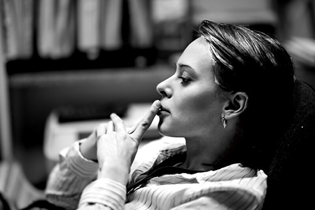 Petukhov, A. (2015). Portrait of a young business woman at office [Fotografa]. flickr.com/photos/petukhovanton. Licencia Creative Commons Atribucin.