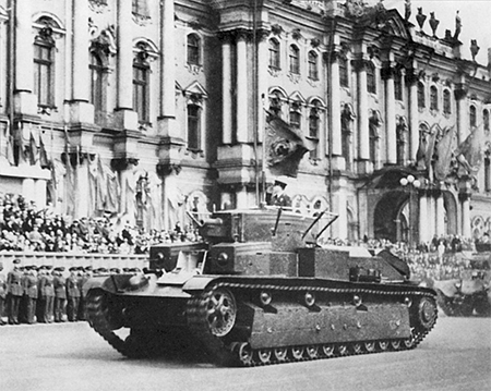 Un T-28 en un desfile militar, probablemente antes de la guerra. Imagen de dominio pblico