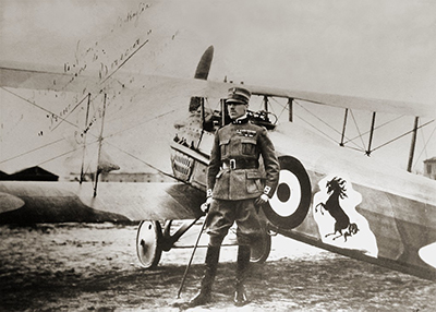 Autor desconocido (1918). Francesco Baracca posing by his SPAD S.XIII. Dominio Pblico.
