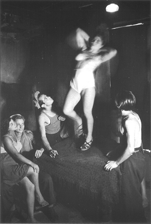 Autor desconocido, atribuido a David Seymour (1945). �Un bordelo�. Dominio P�blico.