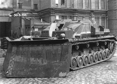 Stug IV con pala excavadora. Imagen de dominio p�blico.