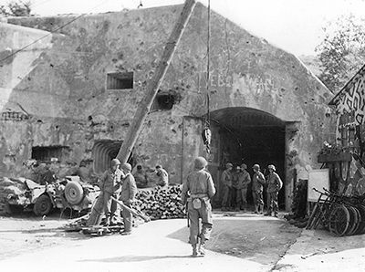 Una de los bloques fortificados de la fortaleza. La fotograf�a es de varios a�os despu�s cuando los Aliados llegaron a la zona. Imagen de dominio p�blico