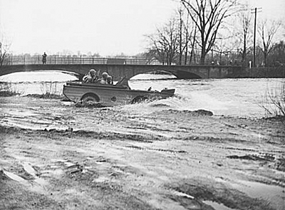 Pruebas de un GPA en un r�o de Detroit en alg�n momento entre 1941 y 1942. Autor desconocido, fuente Librer�a del Congreso de los Estados Unidos. Dominio P�blico