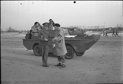 El general brit�nico Dempsey y tras �l un GPA en unos ejercicios previos al d�a D en mayo de 1944. Dominio P�blico