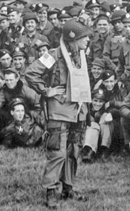 el general Mcauliffe dirigindose a un grupo de paracaidistas