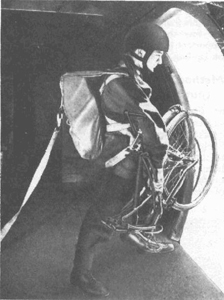 Paracaidista britnico con bicicleta plegable