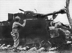 La superioridad Aliada super a los defensores alemanes. Un soldado estadounidense observa un Panzer IV tras el cruce del Rhin