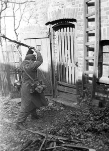 La mejor forma de mostrar que has acabado con la guerra es destruyendo tus propias armas, como este soldado alemn tras la rendicin de la bolsa del Rhur