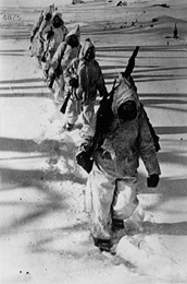 Un grupo de soldados por la nieve