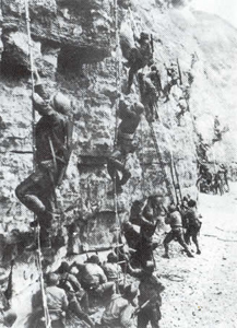 Los Ranger suben los acantilados de Point du Hoc