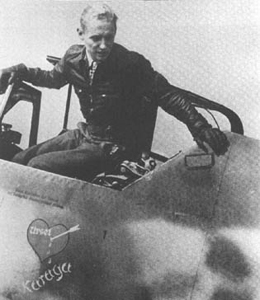 Erich Hartmann saliendo de la cabina de su Messerschmitt Bf 109. El corazón con el nombre de la que sería su mujer hacía de su avión algo muy característico. Karaya era el código de radio de su unidad