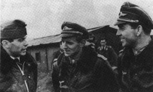 Erich Hartmann, en el centro, junto a un compañero de su unidad: Gerhard Barkhorn, a la derecha, y László Pottyondy, un as de la aviación húngara.
