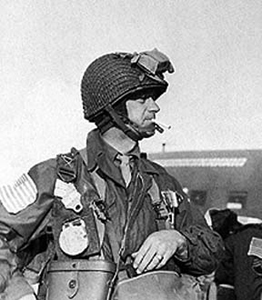 William M Miley, comandante de la 17 aerotransportada el 24 de marzo de 1945, antes del comienzo de la operacin Varsity.