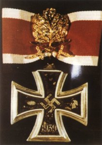 Ritterkreuz des Eisernes Kreuzes mit Goldenem Eichenlaub, Schwertern und Brillianten