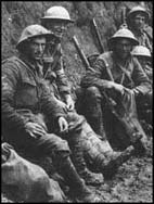 Soldados de la Primera Guerra Mundial en una trinchera.