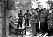 Churchill visita los restos del Führerbunker