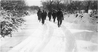 soldados americanos avanzando en la nieve.