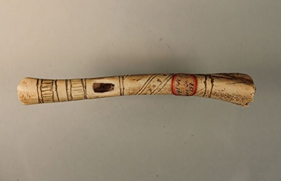 Silbato dwaldur - la fotografa en realidad es un silbato de la cultura Hopewell (Ohio, EEUU, 400 a. C.)