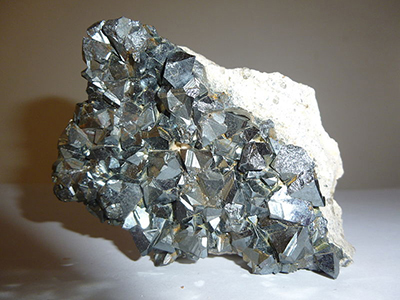 Amor de Hierro - Cristales de Magnetita sobre una roca Skarn, procedente de Marcona, Ica, Per, autor Rojinegro91