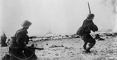 Famosa foto de un soldado britnico disparando a los aviones alemanes durante la evacuacin de Dunkerque. Imagen de dominio pblico