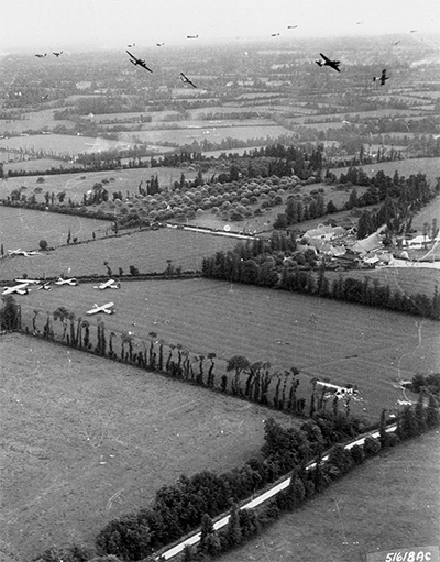Fotografa del momento del aterrizaje de los planeadores durante la operacin Elmira