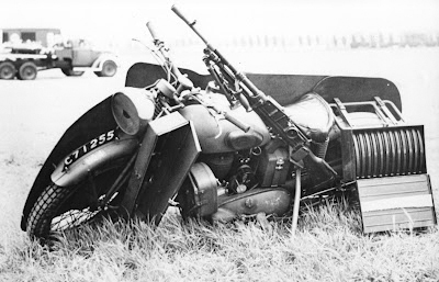 Triumph motorbike pilbox fotografiada por el lateral sin proteccin.