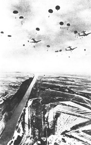 Salto de los fallschirmjger sobre el canal de Corintio en la operacin Anbal el 26 de abril de 1941. Fotografa de dominio pblico.
