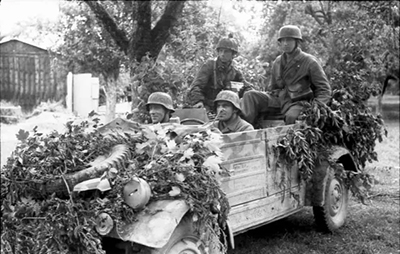 Un kbel cargado de soldados y camuflaje