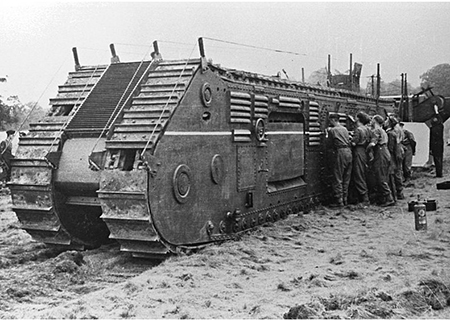 La excavadora de trincheras observadas por oficiales britnicos.