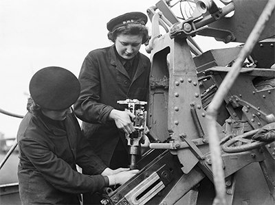 Miembros del WRNS haciendo el mantenimiento de un can naval. Imagen de dominio pblico. Autor: Royal Navy official photographer, Tomlin, H W (Lt)