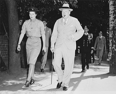 Mary Churchill con su uniforme de ATS junto a su padre y Primer Ministro. Imagen de dominio pblico.