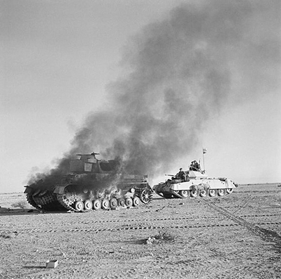 Un carro crusader avanza por detrs de un panzer IV destruido. Imagen de dominio pblico cortesa del Imperial War Museum, E6751